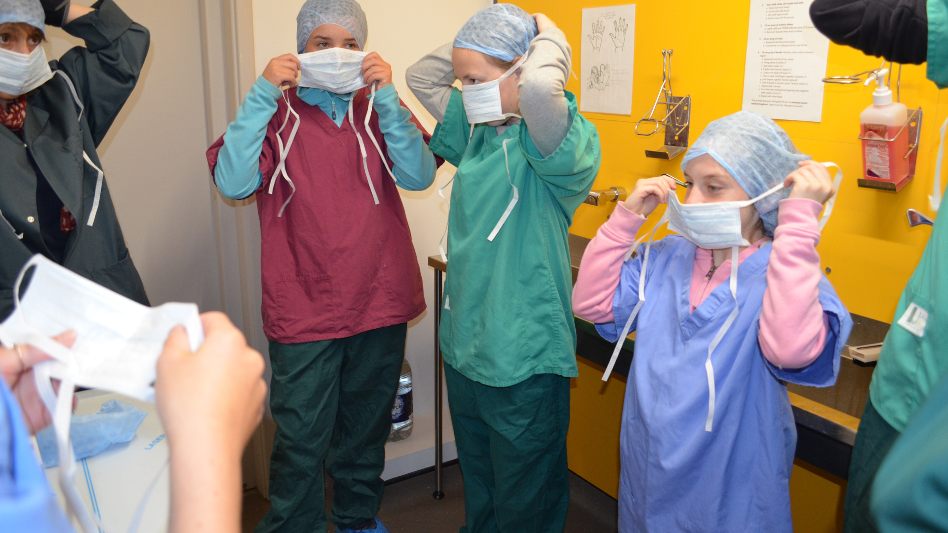 junior-vet-experience-day-kids-in-scrubs